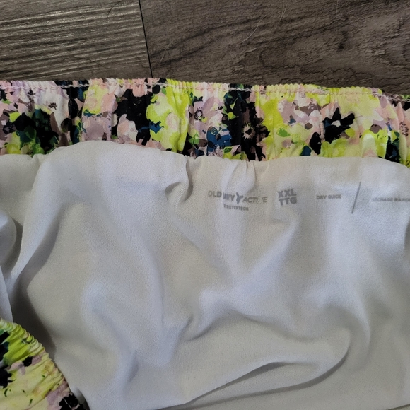 Womens Mid-Rise StretchTech Run Shorts - Picture 10 of 13